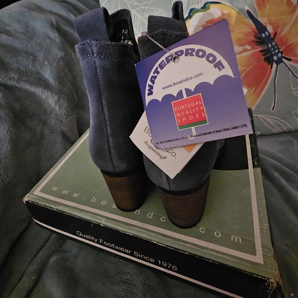 Elegant Blue Suede Ankle Booties - Picture 11 of 16